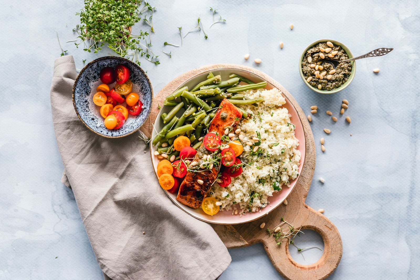 Bocaux et contenants de batch cooking avec légumes colorés prêts pour la semaine