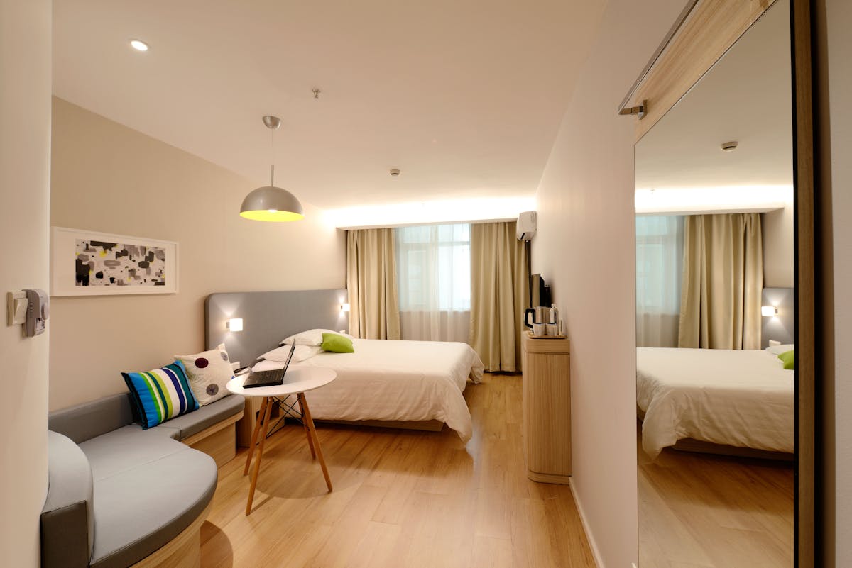 Chambre cocooning au crépuscule avec lumière douce, rituel pour un sommeil réparateur