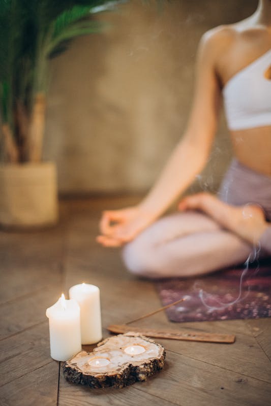 Femme pratiquant la cohérence cardiaque, respiration apaisante