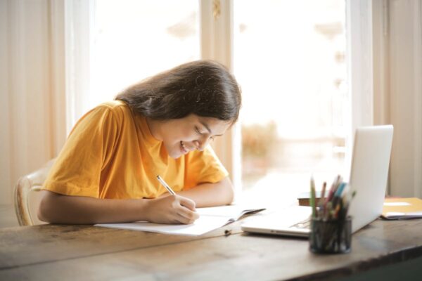 Femme epuisee tenant son visage, illustration de la fatigue mentale et de la charge cognitive