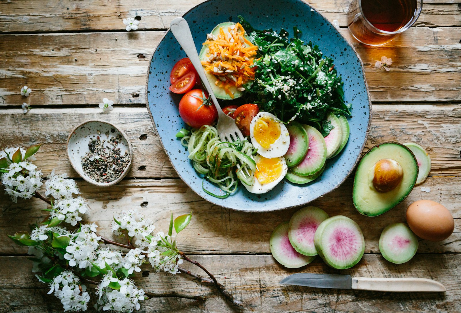 Assiette saine et horloge symbolisant la fenêtre alimentaire du jeûne intermittent