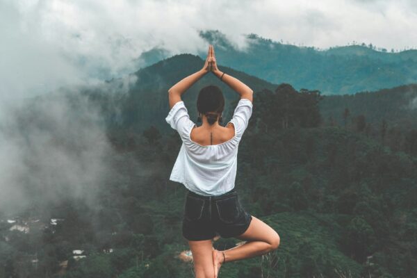 Méditation en pleine nature au lever du soleil