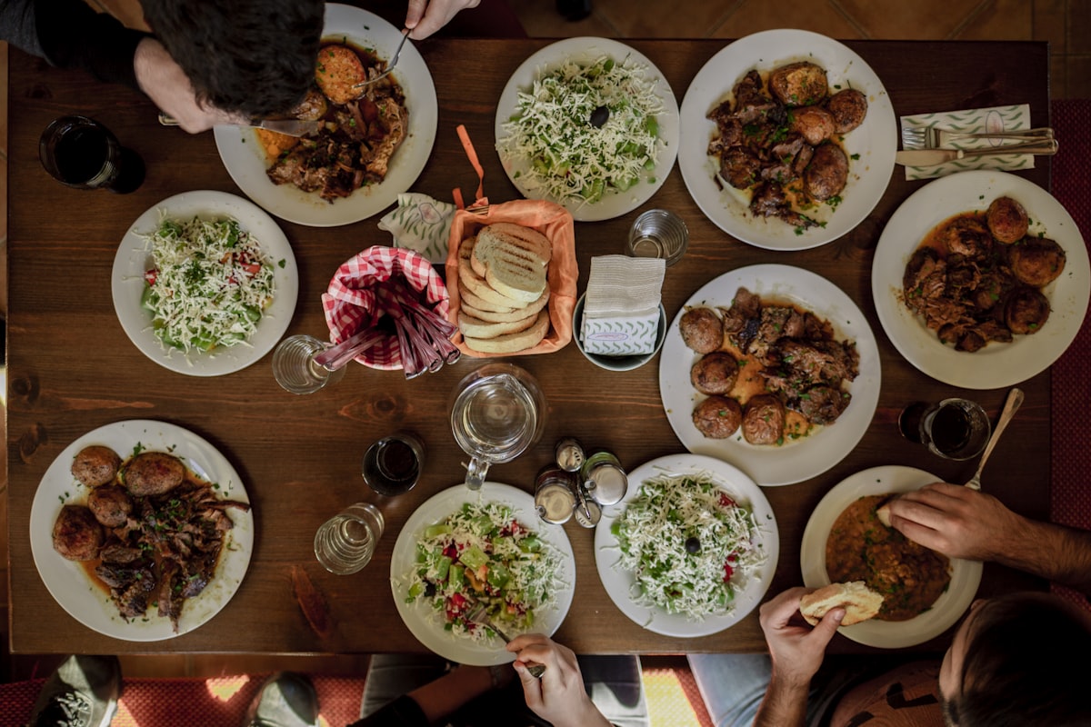 Repas équilibré coloré pour première prise de la fenêtre alimentaire 16/8