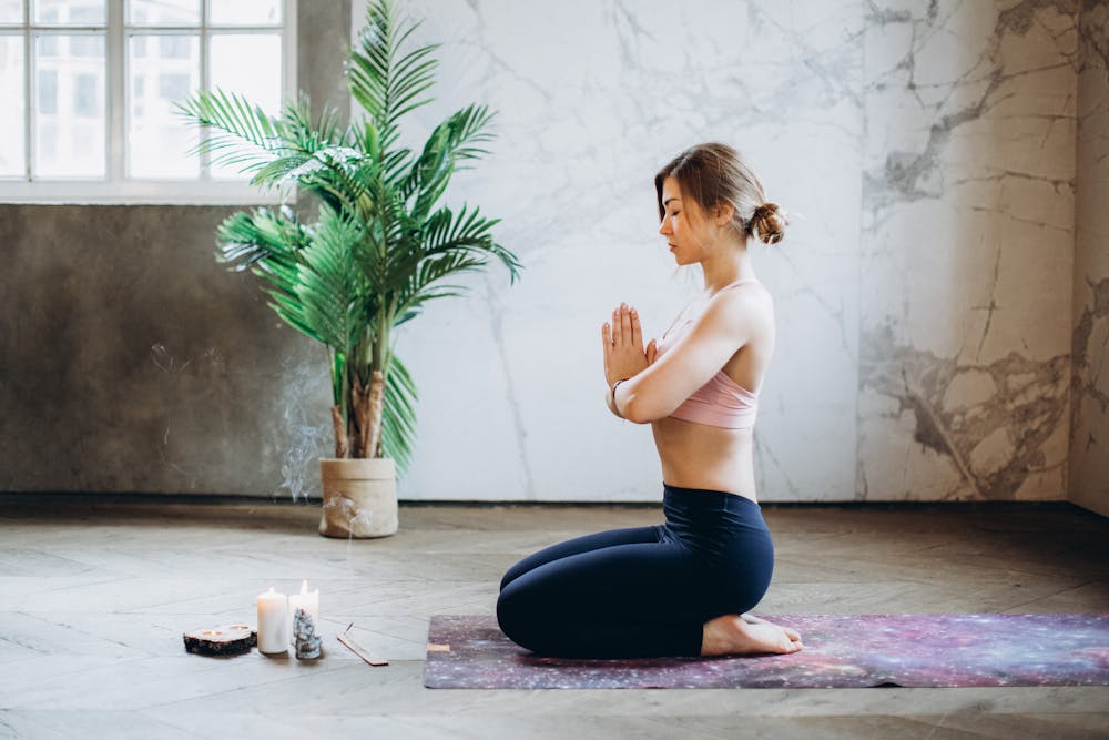 Personne respirant profondément en posture de méditation