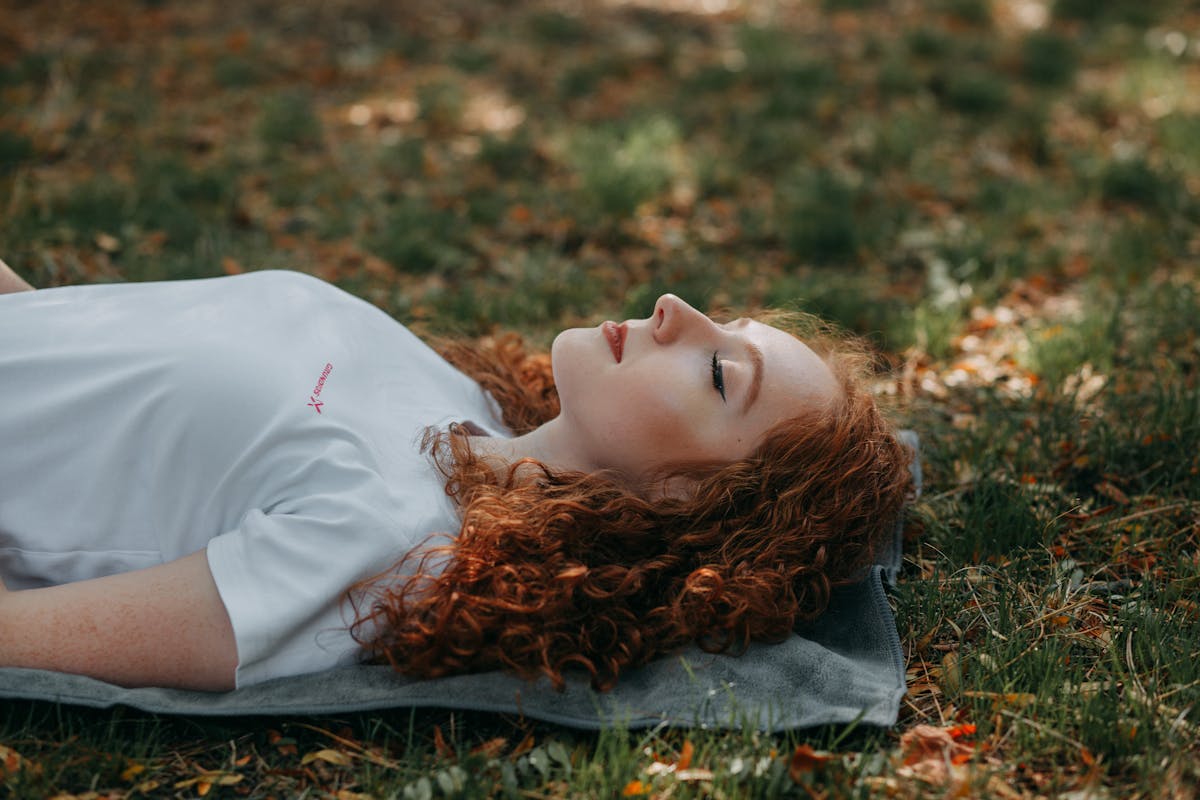Personne pratiquant un exercice de relaxation profonde et de scan corporel sur un tapis
